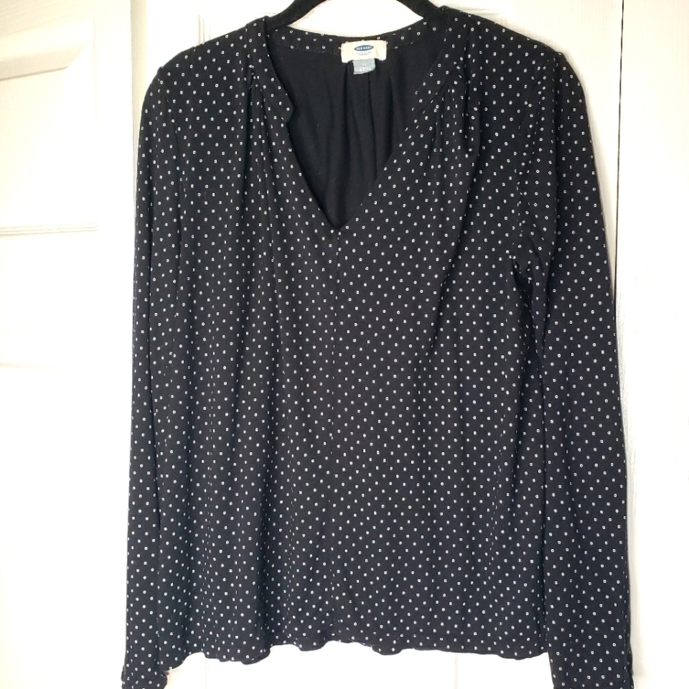 Old Navy black and white vneck long sleeve rayon blouse size M.